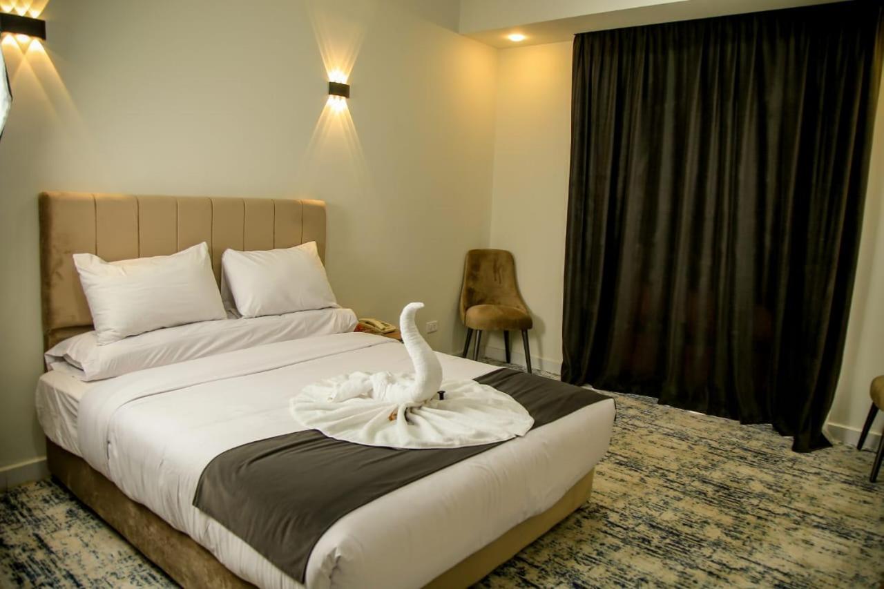 Elminya Compound 3*